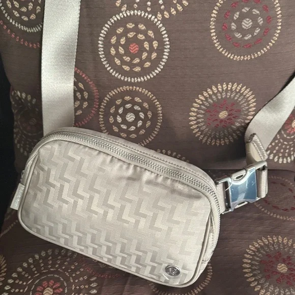 👜 Lululemon Everywhere Belt Bag – L Monogram Jacquard NWT - Picture 3 of 9